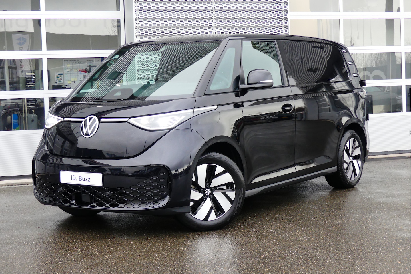 Volkswagen ID. Buzz - Bulli Edition | 79 Kwh | Achterdeuren | Trekhaak | IQ-Light | Adaptive Cruise - AutoWereld.nl