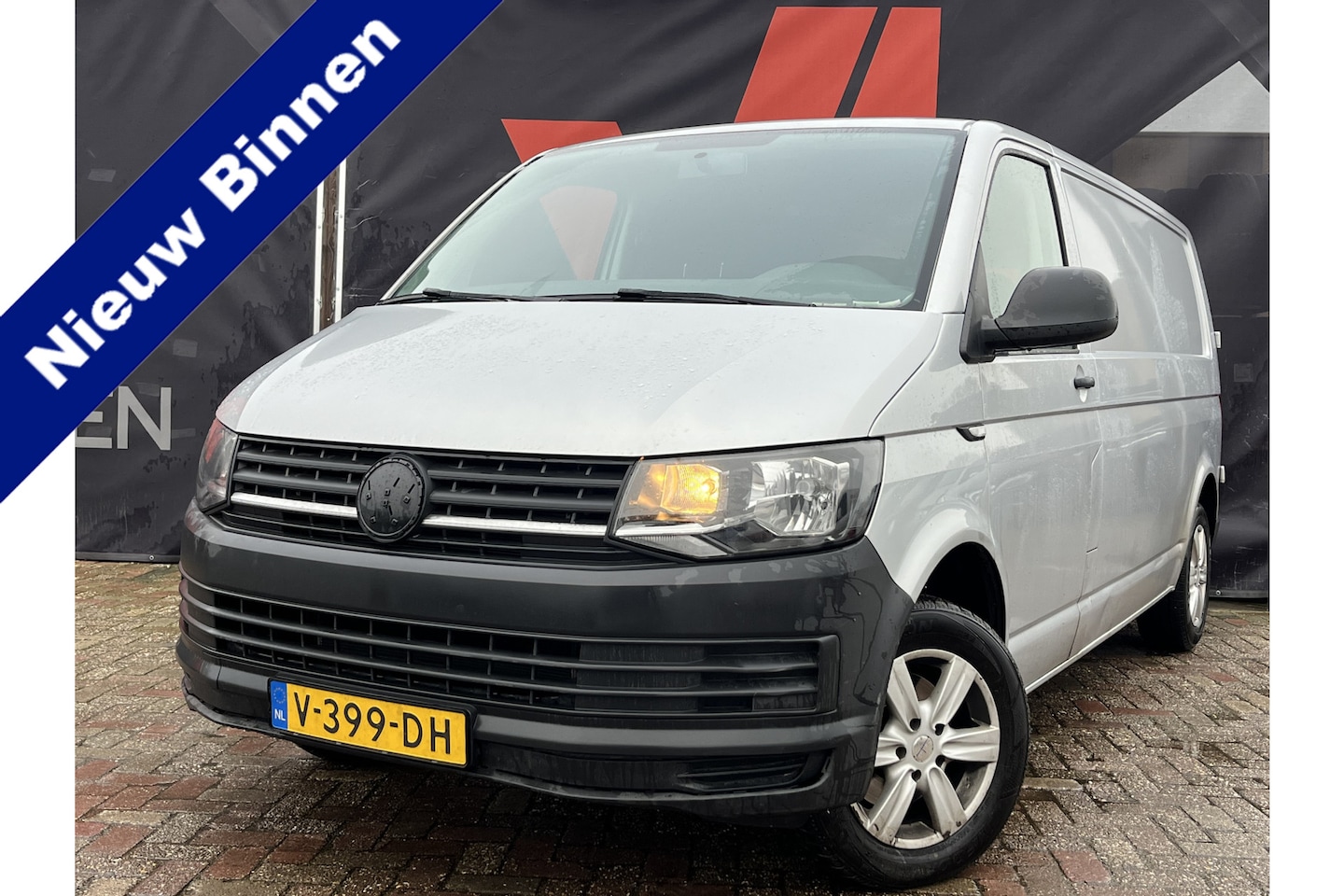 Volkswagen Transporter - 2.0 TDI L2H1 Trendline | Nieuw Binnen! | Airco | Trekhaak | APK 15-12-2025 - AutoWereld.nl