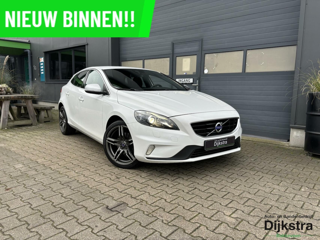 Volvo V40 - 2.0 T2 R-Design Dealeronderhouden! Airco/ Bluetooth/ Cruise Control!! - AutoWereld.nl