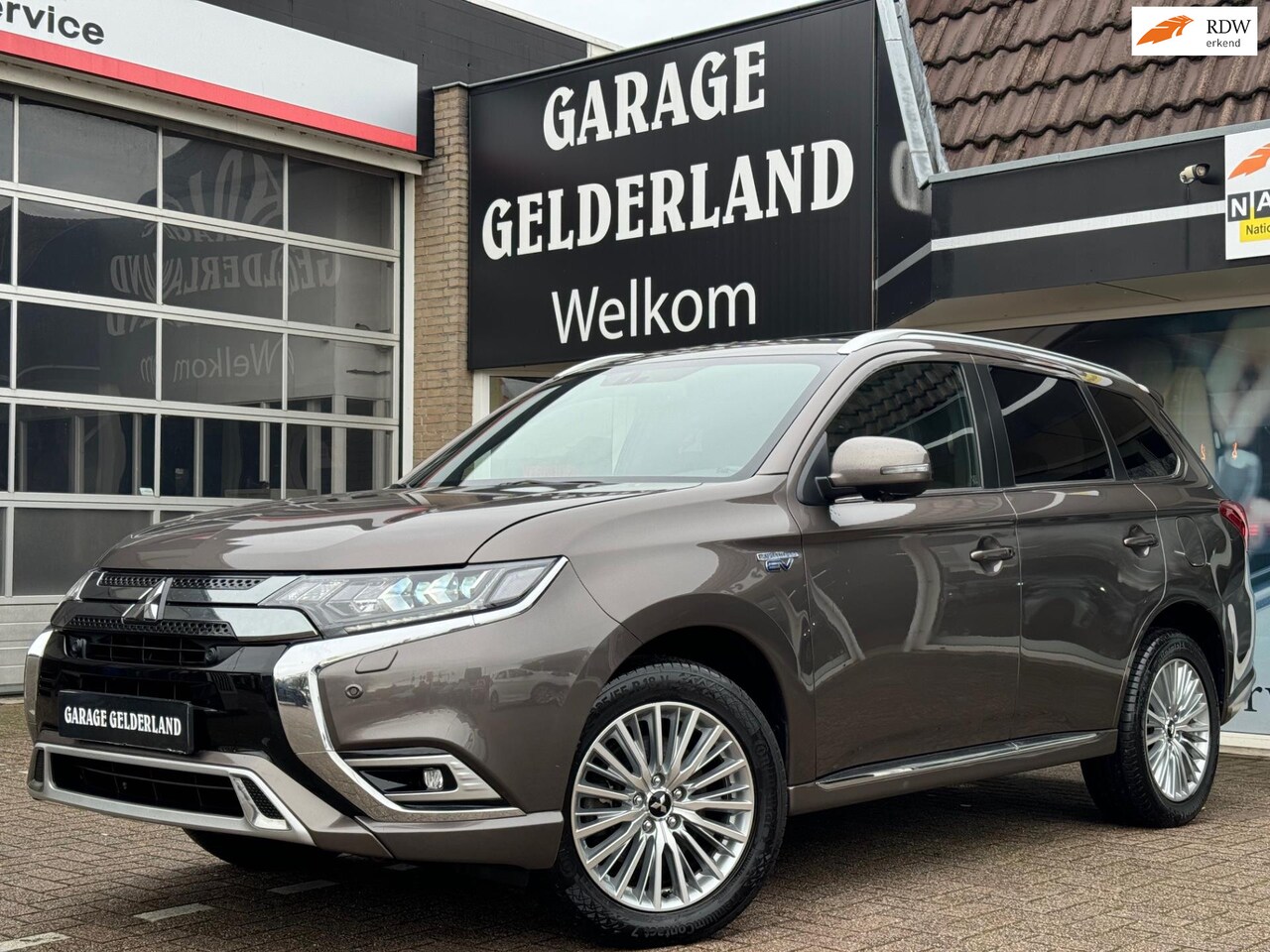 Mitsubishi Outlander - 2.4 PHEV S-Edition | Volleder | Bi-Xenon | Full-Led | Camera | Cruise | Climate | Pdc | Is - AutoWereld.nl