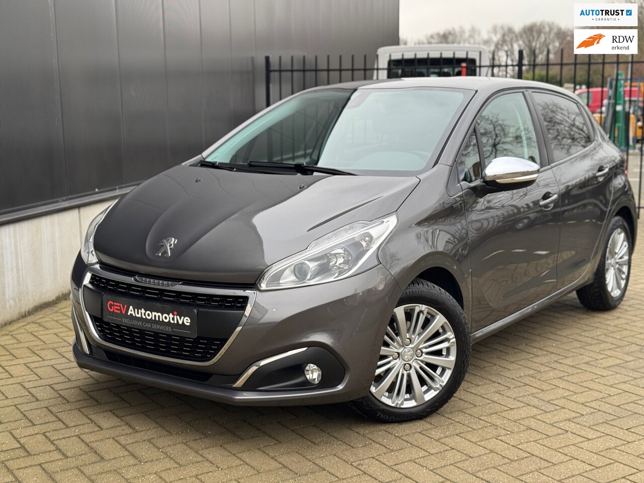 Peugeot 208 - 1.2 PureTech Signature Cruise Control Parkeersensor Navi - AutoWereld.nl