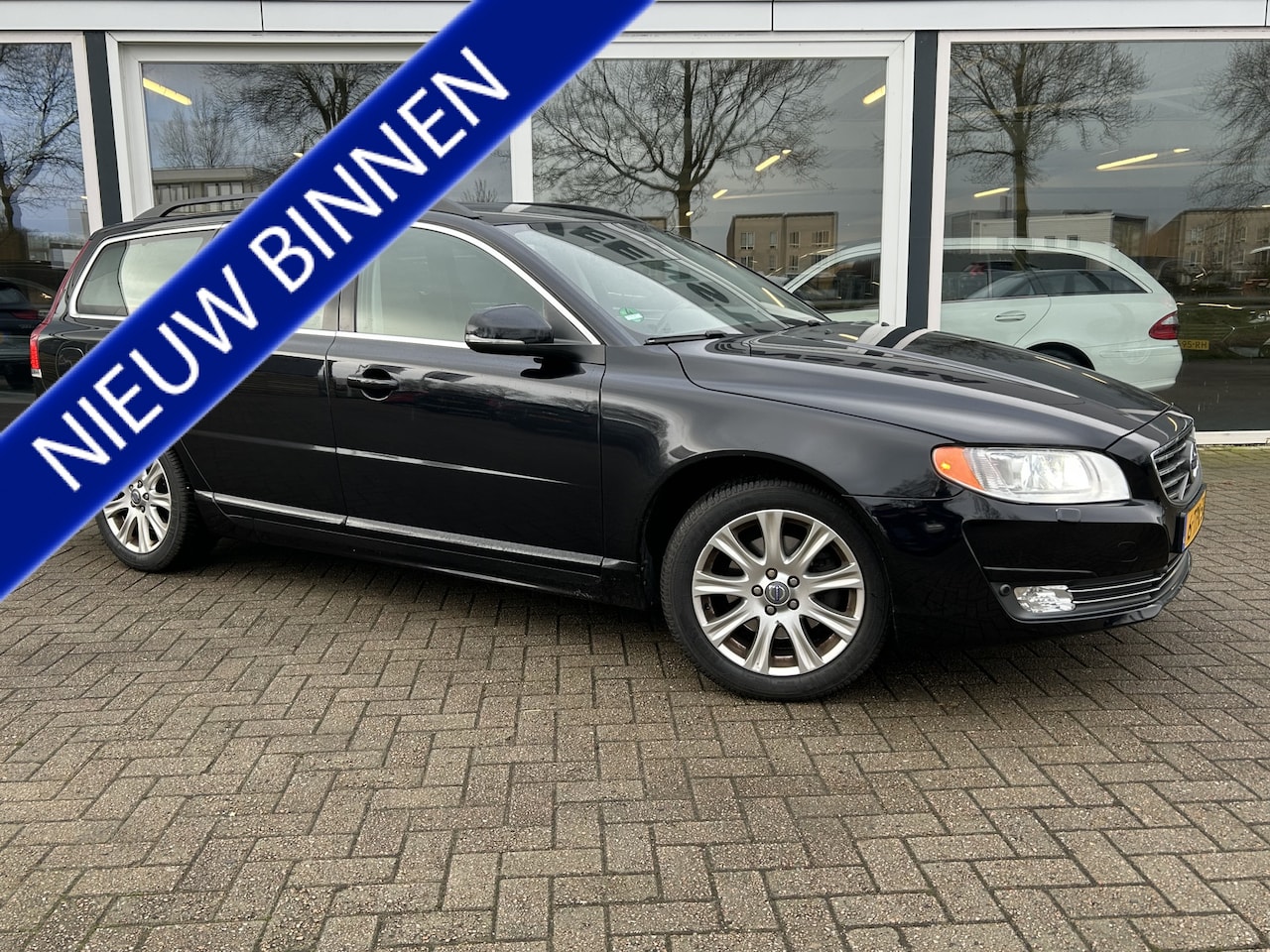 Volvo V70 - 1.6 T4 Nordic+ Automaat / Leder / Trekhaak / Stoelverwarming /  PDC / Cruise - AutoWereld.nl