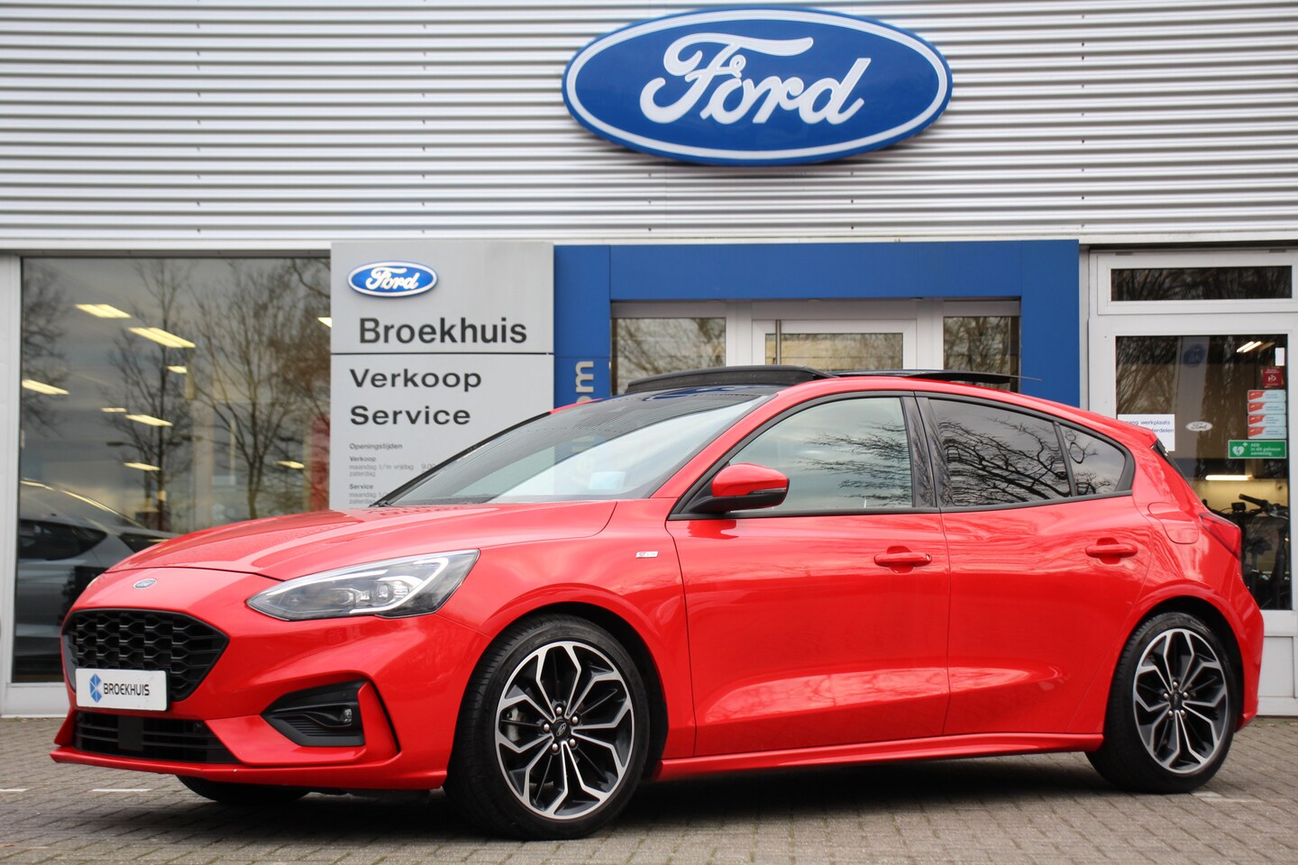 Ford Focus - 1.0EB ST-LINE AUTOMAAT | PANODAK | CAMERA | HEAD-UP | DEALER ONDERHOUDEN! | STOELVERWARMIN - AutoWereld.nl