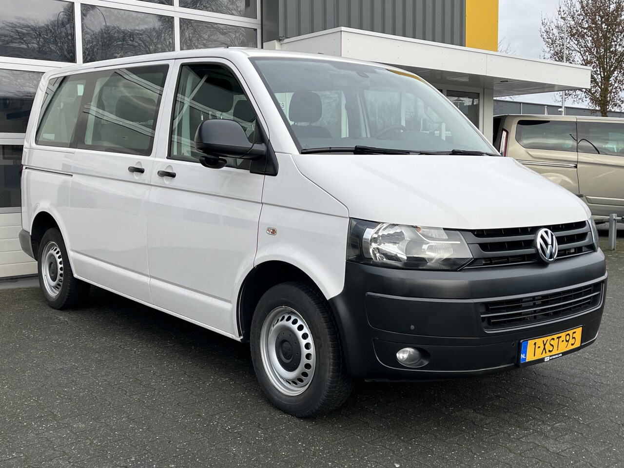 Volkswagen Transporter Kombi - 2.0 TDI DSG 140 PK L1H1 Trendline BTW en BPM vrij Airco Cruise control Trekhaak PDC 1e eig - AutoWereld.nl