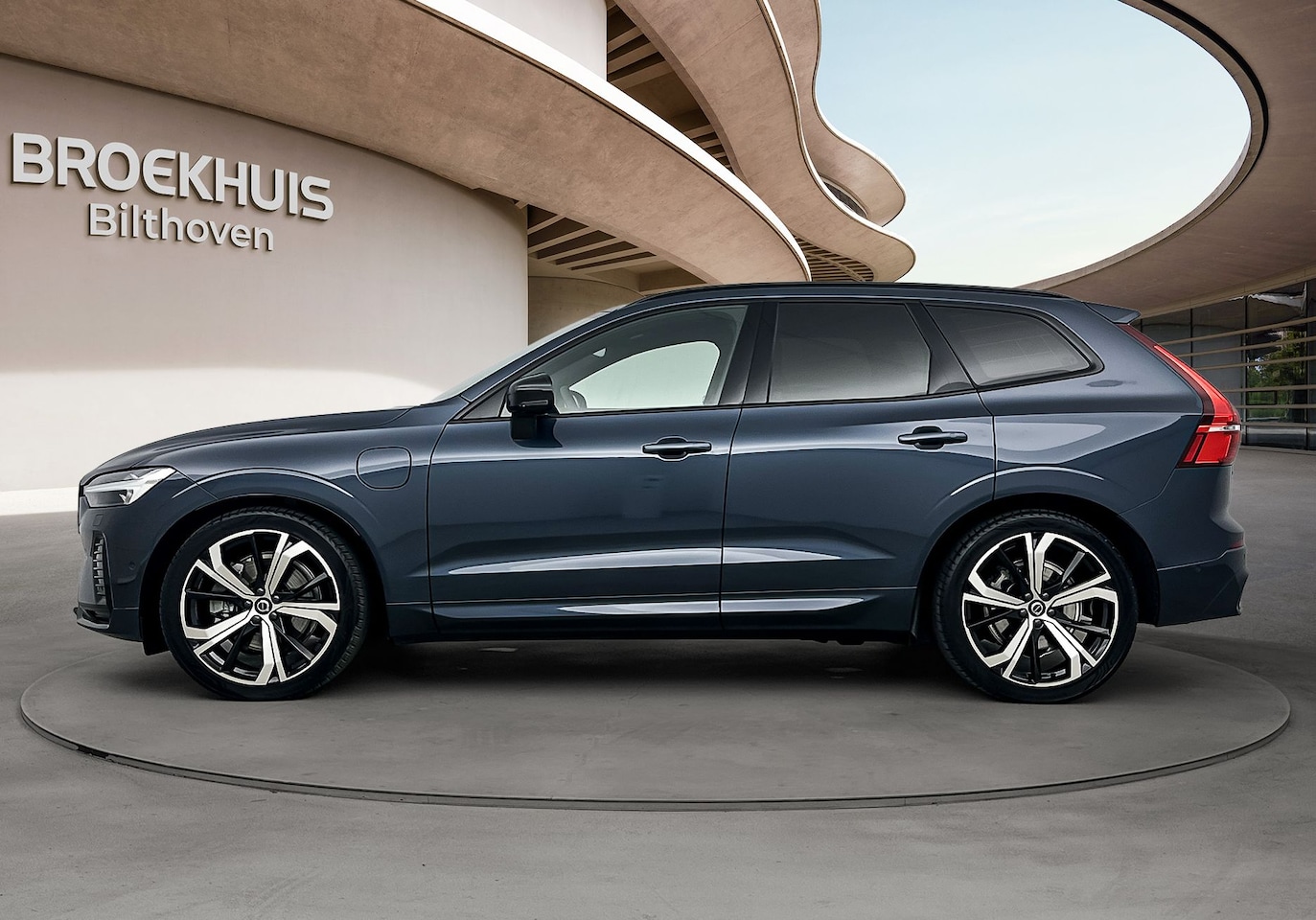 Volvo XC60 - Recharge T8 Ultimate Dark | B&W Audio | Luchtvering | Volvo Guard Alarm | Trekhaak | PDC + - AutoWereld.nl