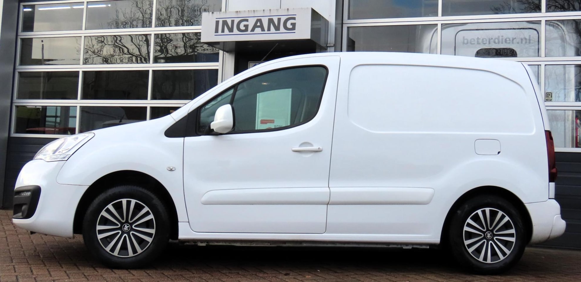 Peugeot Partner - 120 1.6 BlueHDi 100 L1 Premium Pack Navi Cruise Airco - AutoWereld.nl