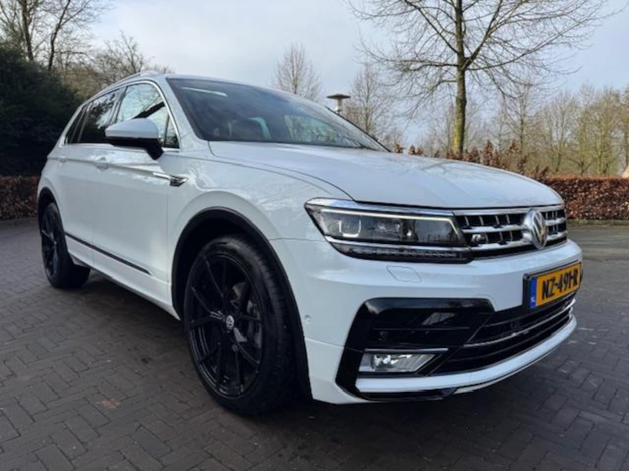 Volkswagen Tiguan - 1.4TSI 150PK R-LINE/VDASH/PANO/THAAK/XENON/ADVANCE PAKKET/NLAUTO - AutoWereld.nl