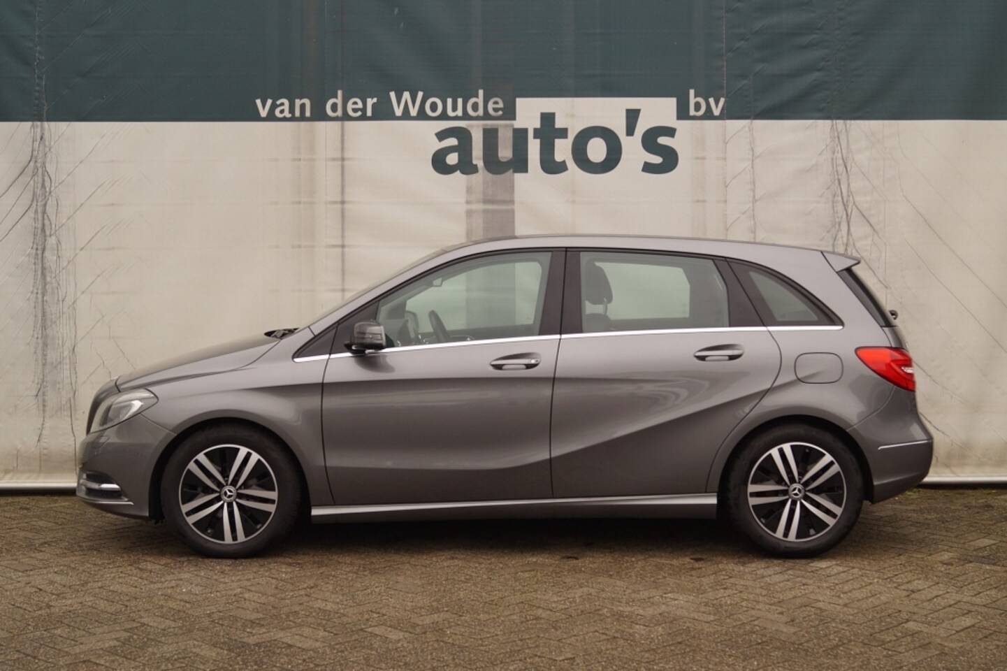 Mercedes-Benz B-klasse - 180 Automaat Ambition Edition -LEER-NAVI-PDC- - AutoWereld.nl