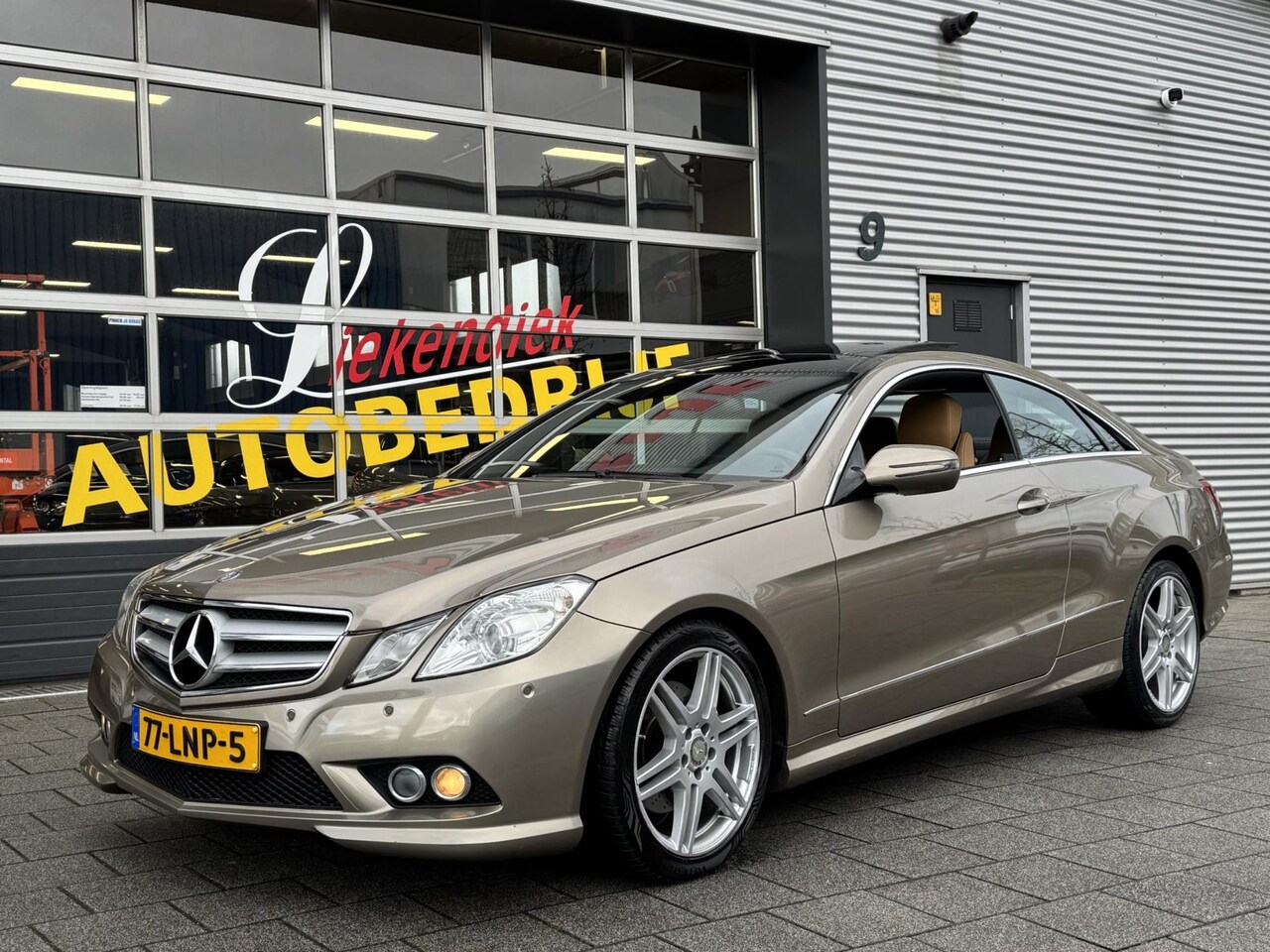 Mercedes-Benz E-klasse Coupé - 200 CGI Avantgarde - Automaat I Panorama dak I Leer I Sport pakket I PDC I Dealer onderhou - AutoWereld.nl