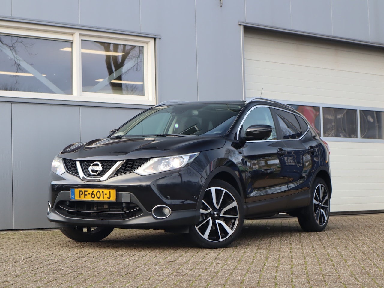 Nissan Qashqai - 1.2 Tekna / LED / 360° / Pano / Trekhaak - AutoWereld.nl