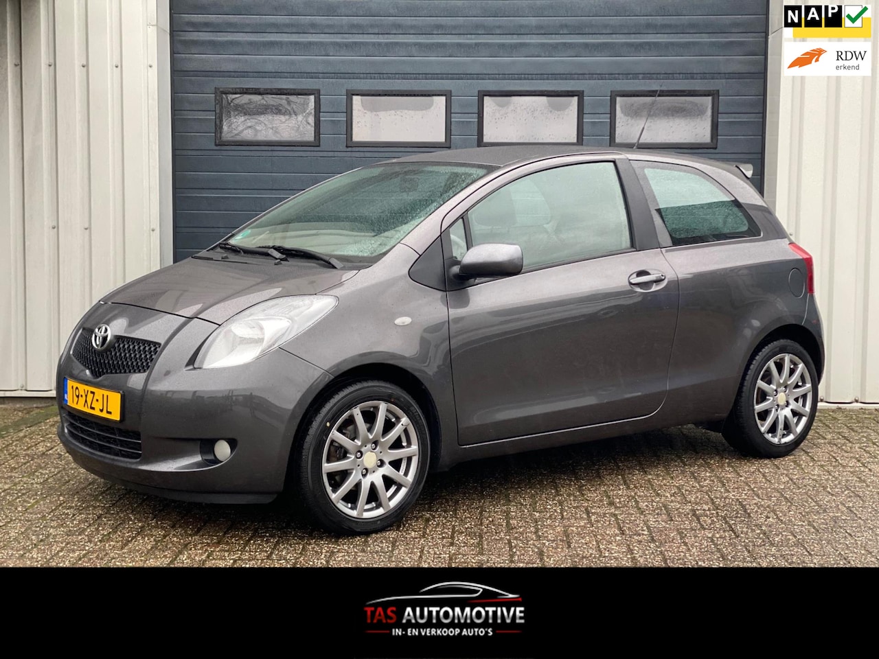 Toyota Yaris - 1.3 VVTi Sol AIRCO / LEER / NAP / APK - AutoWereld.nl