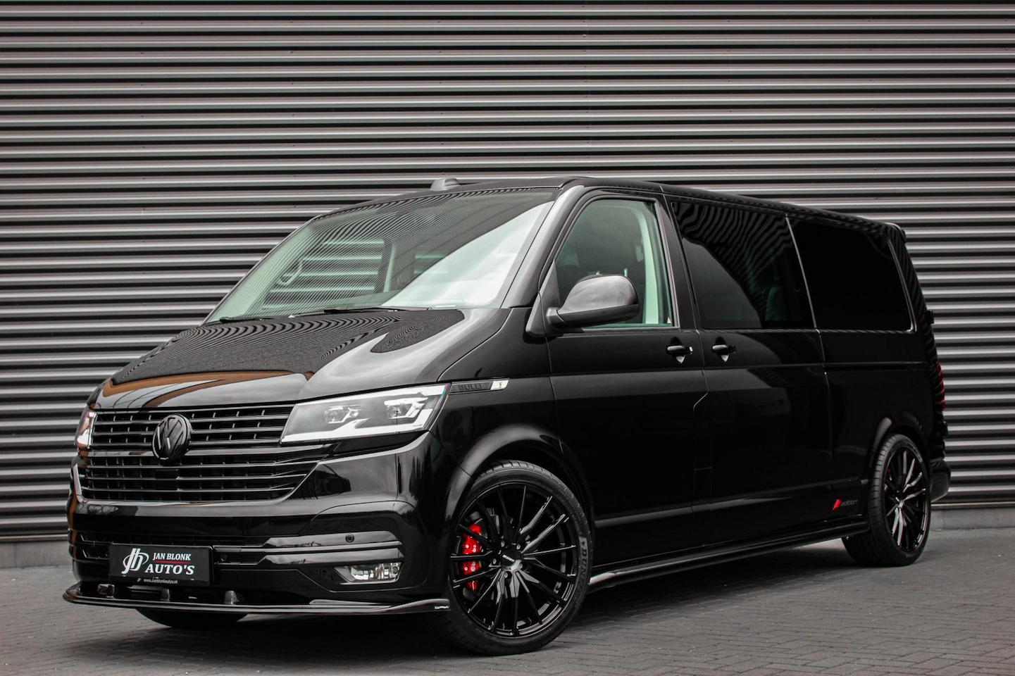 Volkswagen Transporter - 2.0 TDI L2H1 150PK BULLI FULL BLACK / JB- EDITION / 2X SCHUIFDEUR / VERLAGINGSVEREN / DUBB - AutoWereld.nl