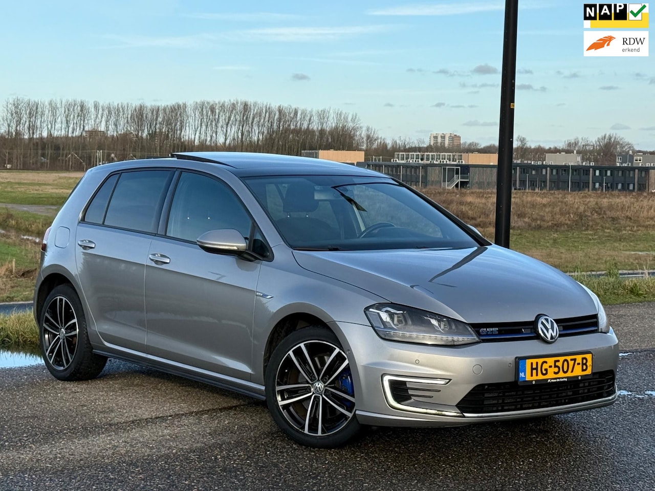 Volkswagen Golf - 1.4 TSI GTE Pano/DSG/Navi/Camera/Xenon/Full Option - AutoWereld.nl