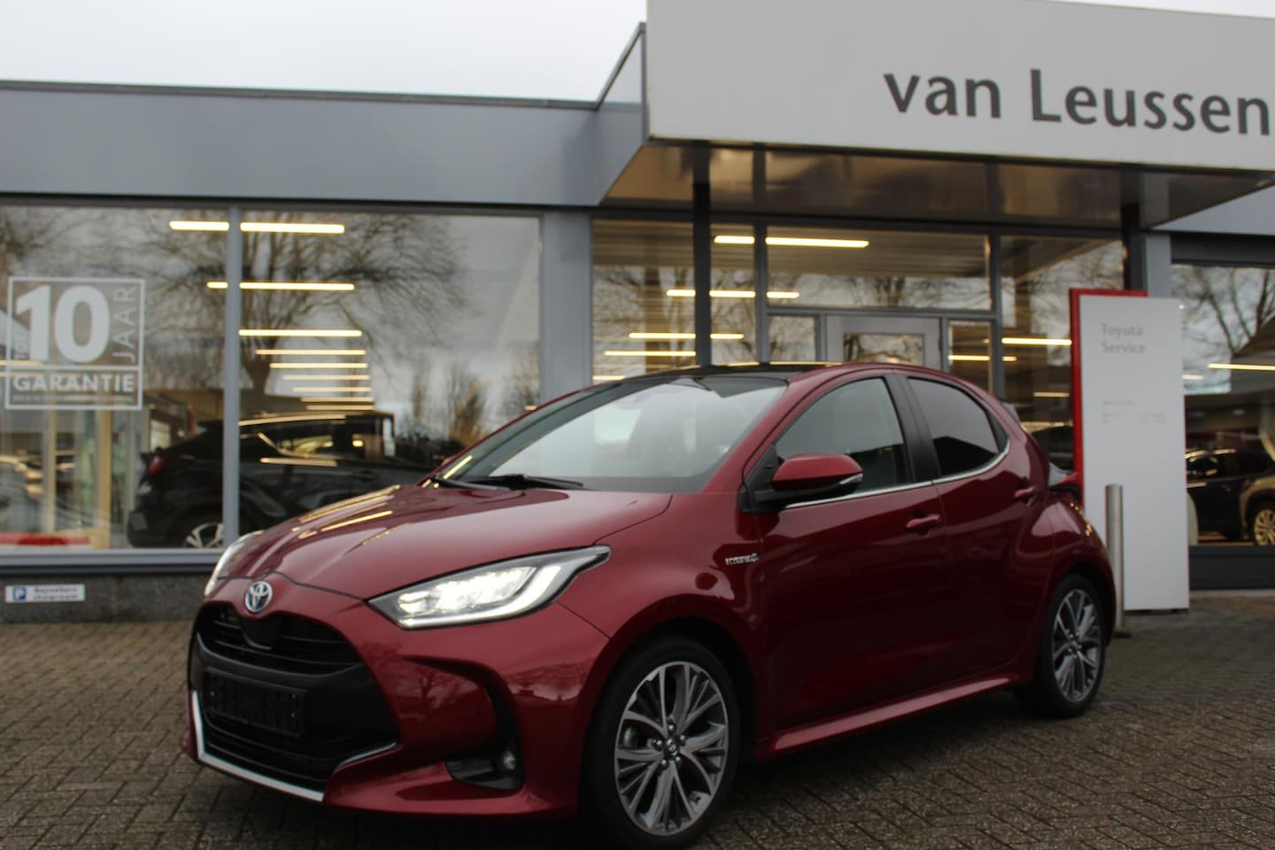 Toyota Yaris - 1.5 Hybrid Executive PANODAK 17"LM-VELGEN HEAD-UP DISPLAY STOEL&STUURVERW. LED AD-CRUISE K - AutoWereld.nl