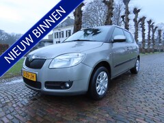 Skoda Fabia - 1.6-16V Ambiente Automaat Airco Cruisecontrol 5 Drs Stuurbekrachtiging Pdc Trekhaak