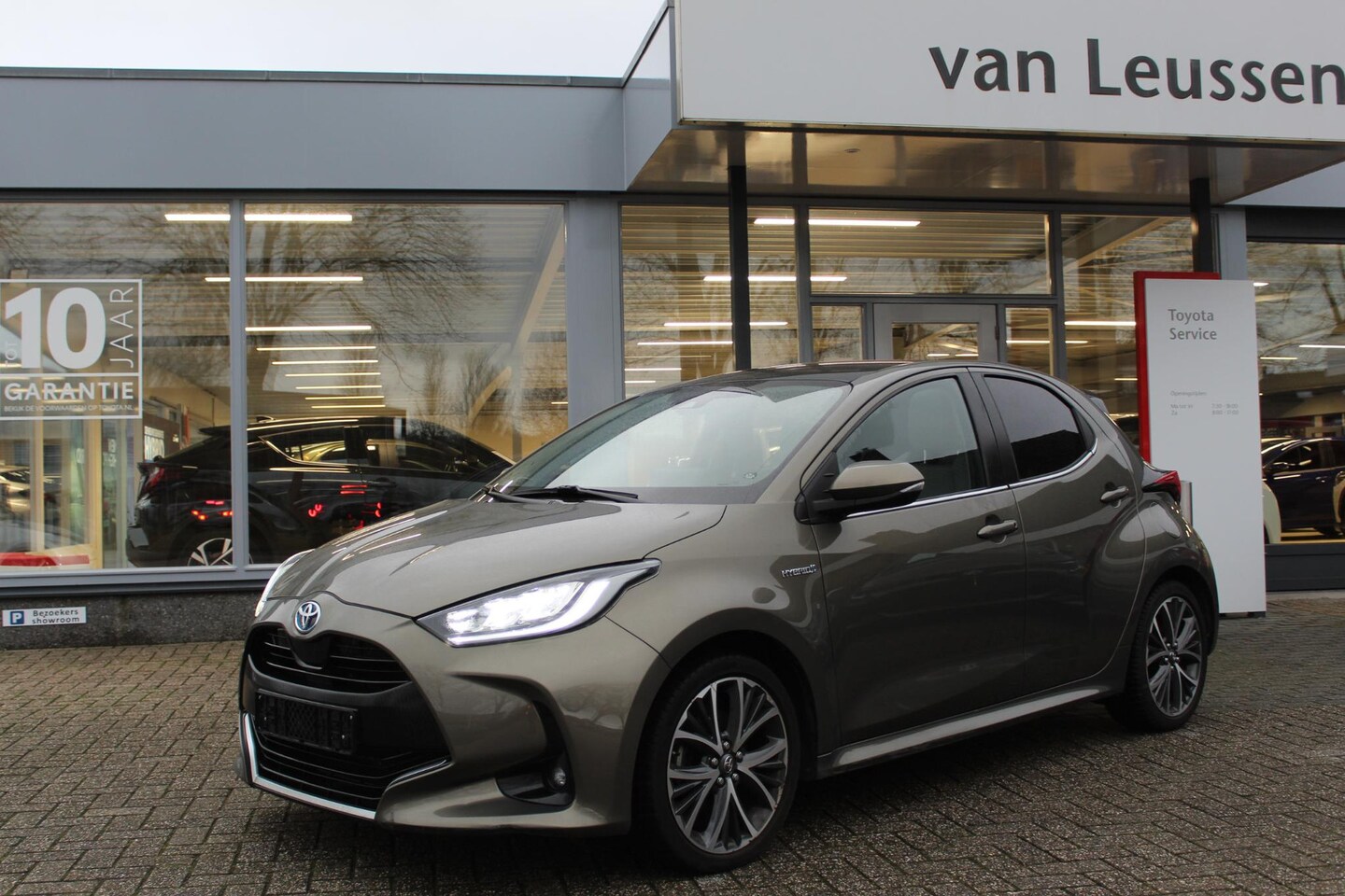 Toyota Yaris - 1.5 Hybrid EXECUTIVE PANODAK HEAD UP DISPLAY STUUR&STOELVERW. KEYLESS ALL SEASONS PRIVACYG - AutoWereld.nl