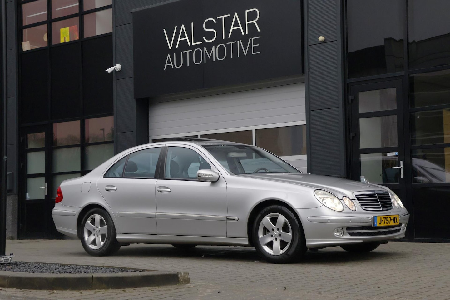 Mercedes-Benz E-klasse - 240 Classic | De perfecte Youngtimer in nieuwstaat! - AutoWereld.nl