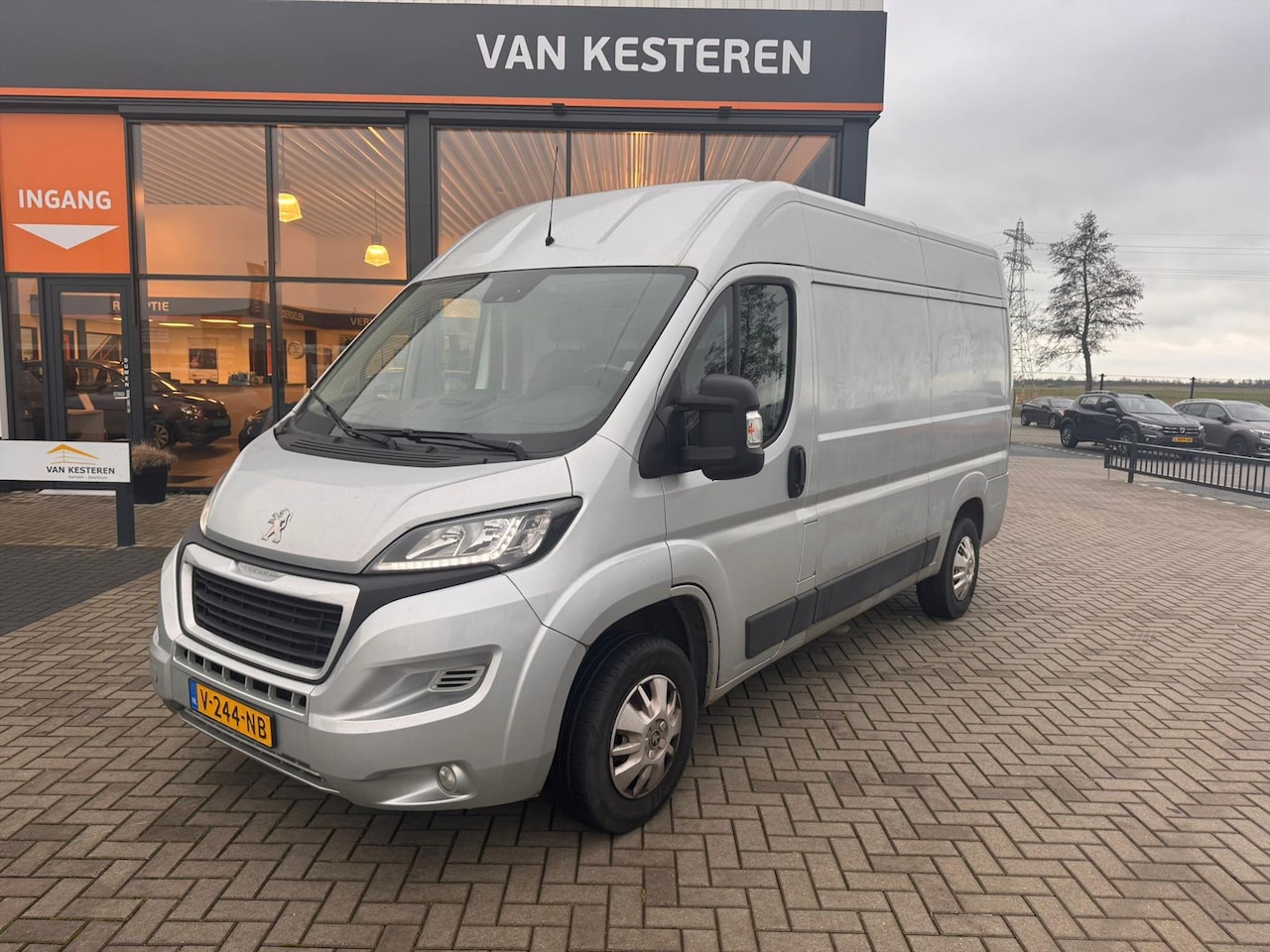 Peugeot Boxer - GB 330 L2H2 BlueHDi 130PK Premium Pack / Trekhaak/ Camera/ Navi/ Clima/ 3 Zits/ Bumpers in - AutoWereld.nl