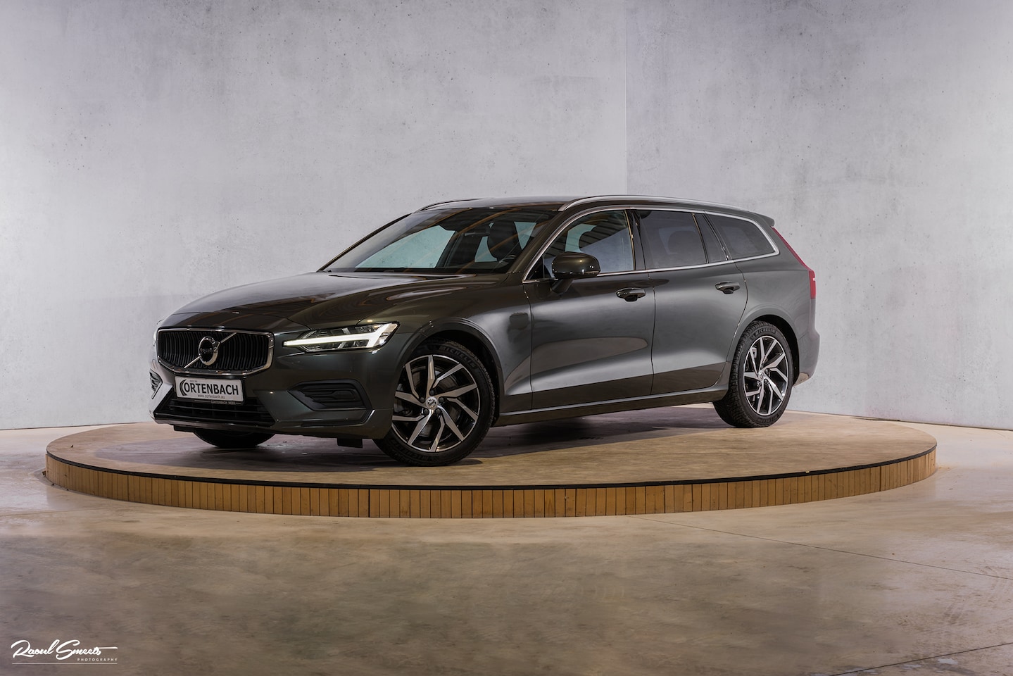 Volvo V60 - 2.0 T5 Momentum | Apple Carplay | Cruise control | Hill Hold | - AutoWereld.nl