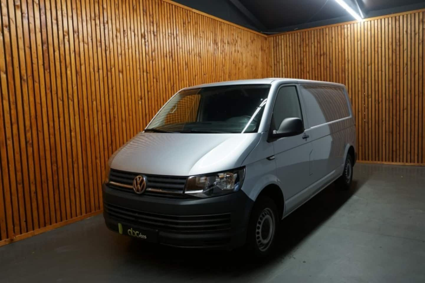 Volkswagen Transporter - 2.0 TDI L2H1 3 PERSOONS/ AIRCO - AutoWereld.nl