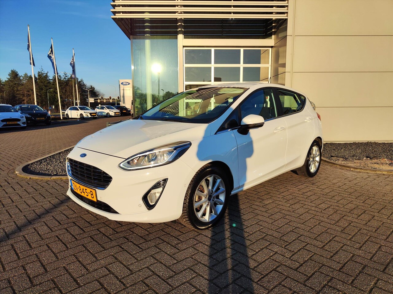 Ford Fiesta - 1.0 EcoBoost 100pk 5dr Titanium | Voorruitverwarming | Adaptive cruise control | Camera - AutoWereld.nl