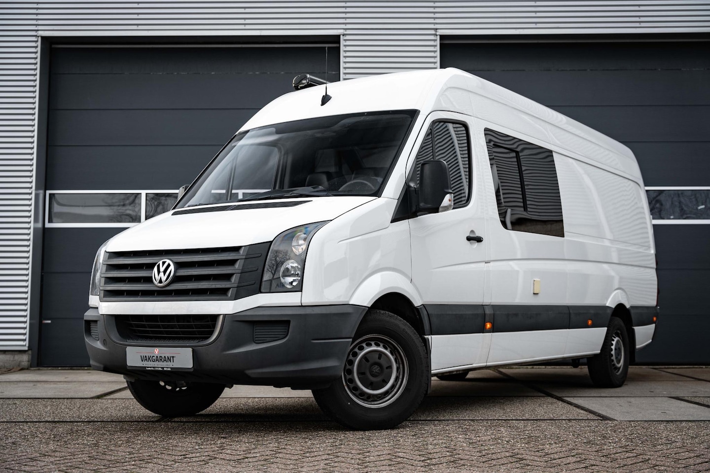 Volkswagen Crafter - 46 2.0 TDI L3H2 BM | OMGEBOUWD - AutoWereld.nl