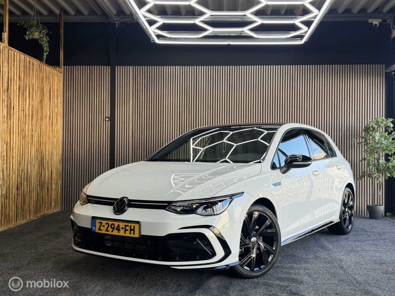 Volkswagen Golf - 1.5 eTSI R-Line |Black Style|Panno|Sfeer| - AutoWereld.nl