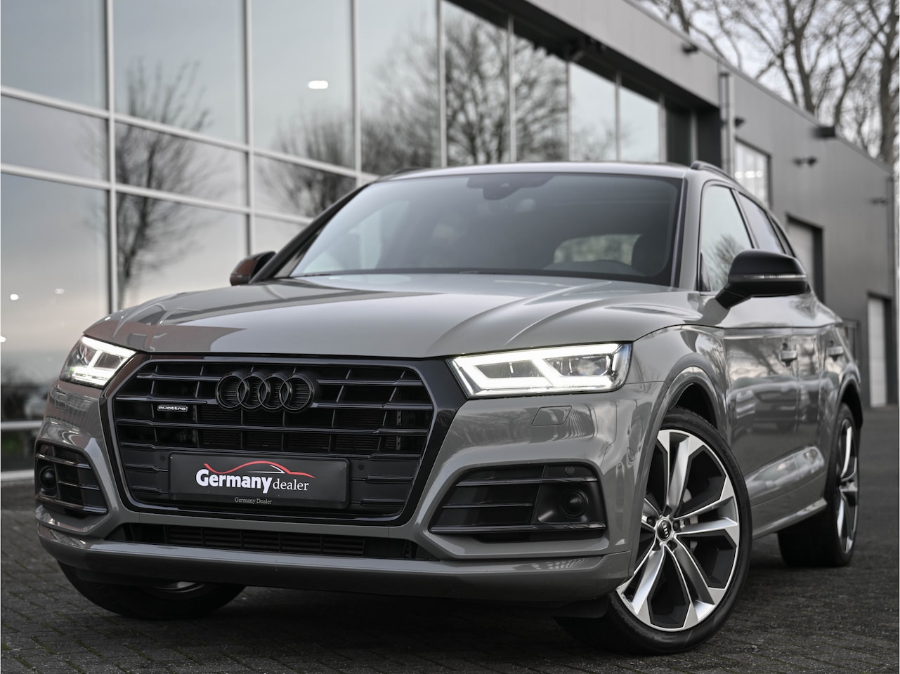 Audi Q5 - 50TFSI E 300pk Quattro S-Line Black Optic Luchtv Pano Keyless Camera Tr.Haak 21-Inch M-Led - AutoWereld.nl