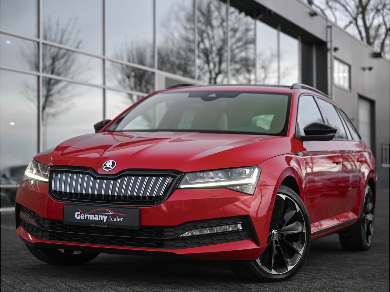 Skoda Superb Combi - 1.4TSI iV Sportline Standk Pano ACC Carbon Trekhaak Stuurverw 19-Inch Led VOL! - AutoWereld.nl