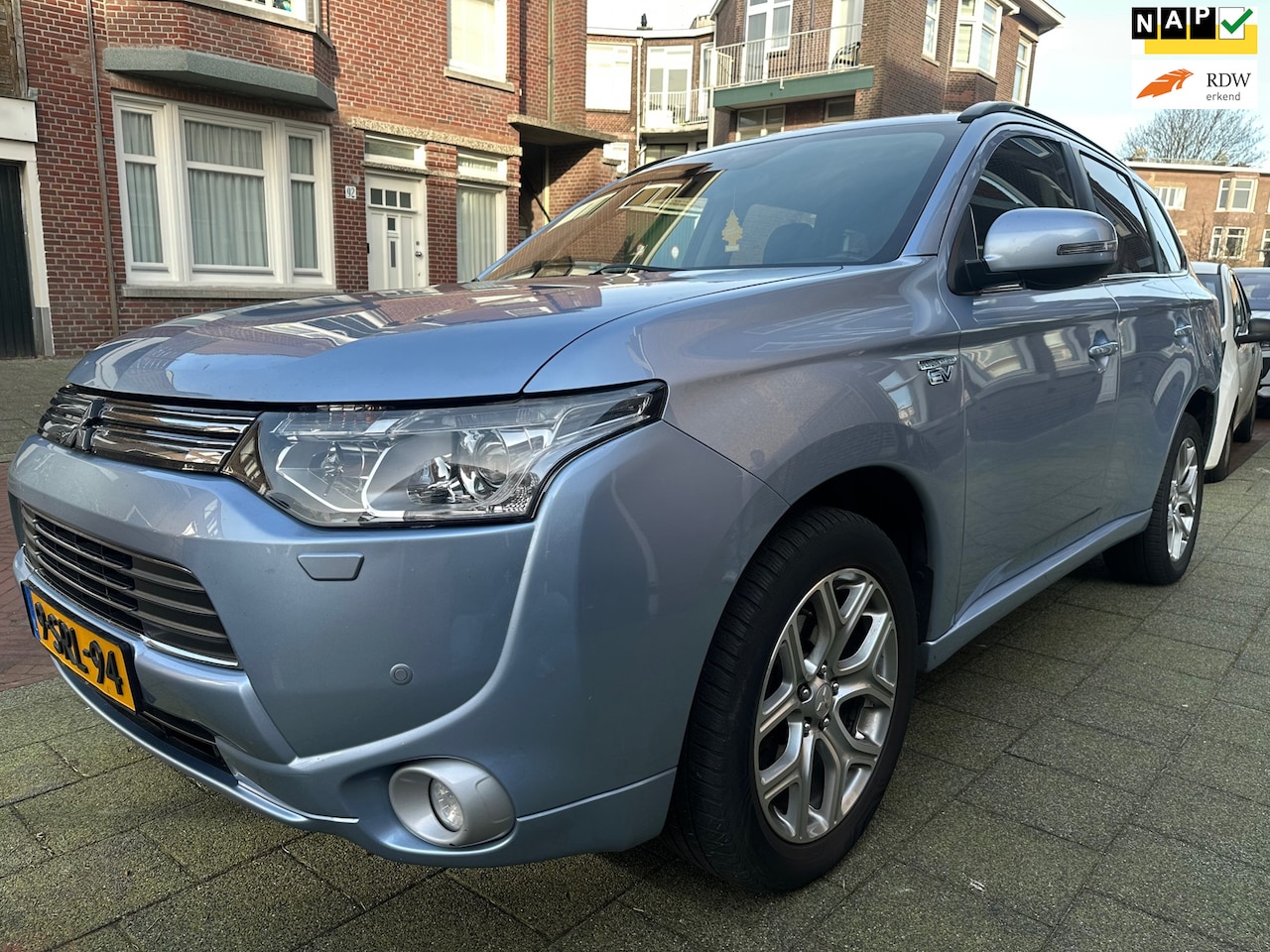 Mitsubishi Outlander - 2.0 PHEV Instyle+ Adaptief Cruise PDC LMV Camera Leer Nette Auto - AutoWereld.nl