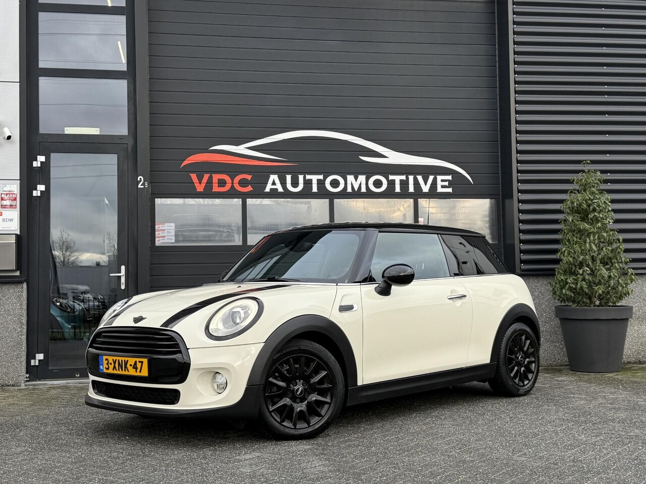 MINI Cooper - Mini 1.5 Groot Navi | Comfort Access | Sfeerverlichting | Black Trim | Origineel Nederland - AutoWereld.nl