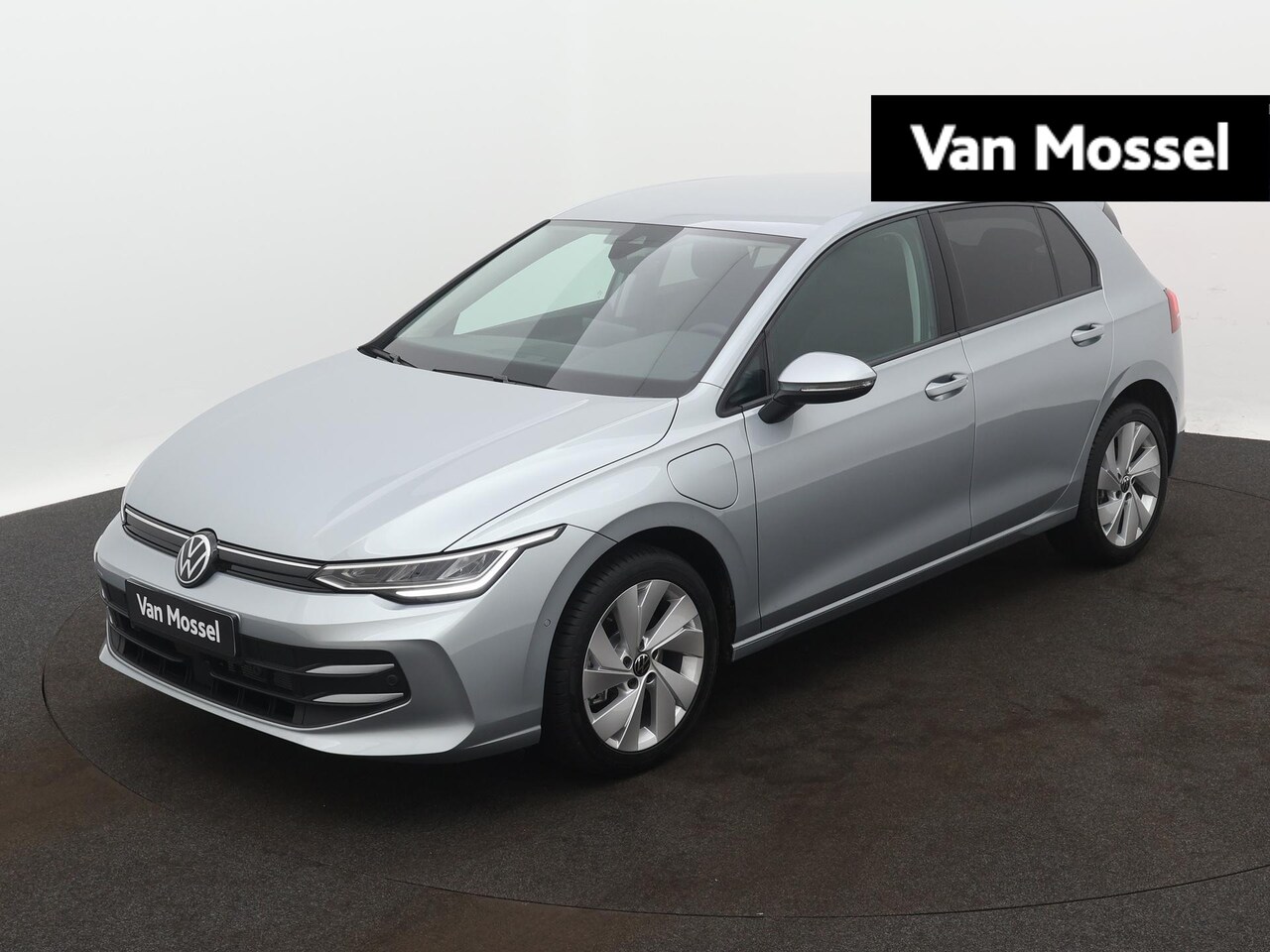 Volkswagen Golf - 1.5 eTSI Life Edition 204 PK | LED Verlichting | Parkeersensoren voor + Achter | Apple Car - AutoWereld.nl