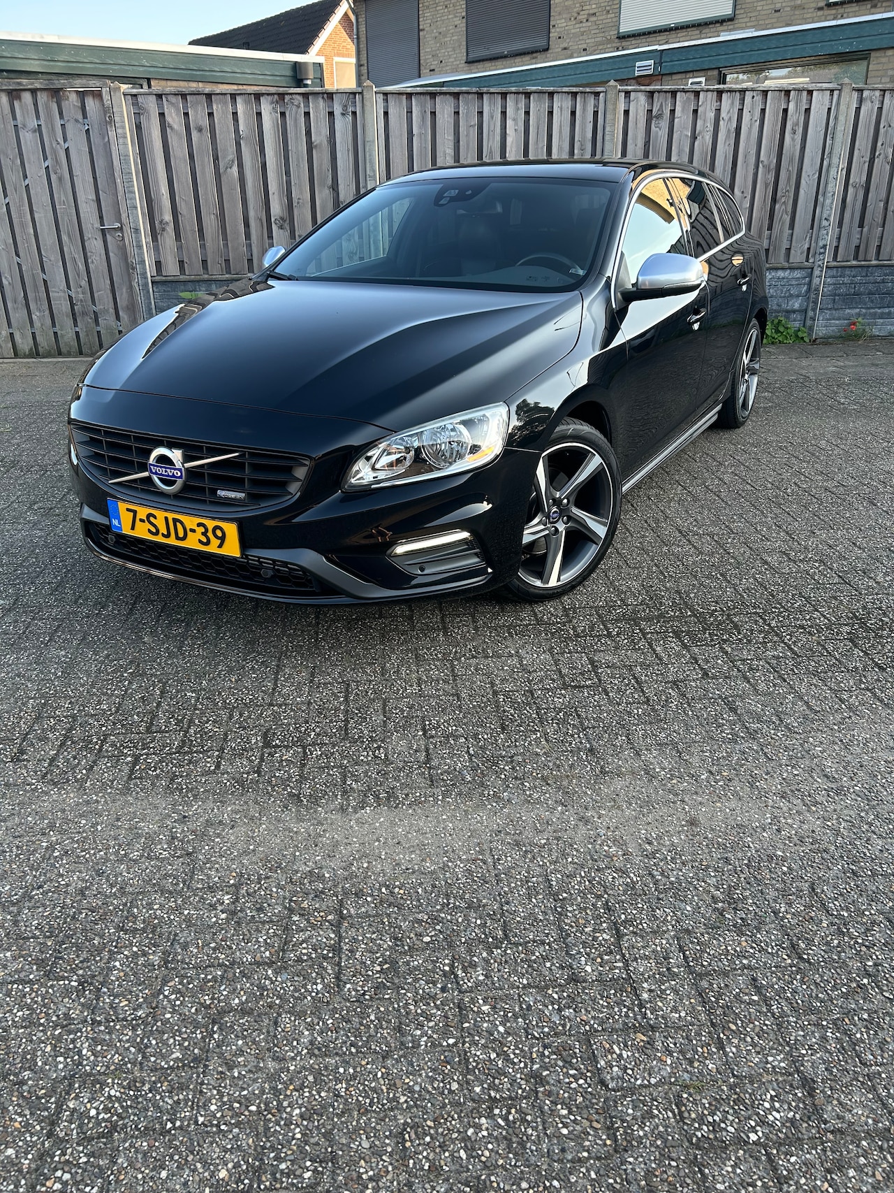 Volvo V60 - 1.6 T3 R-Design - AutoWereld.nl