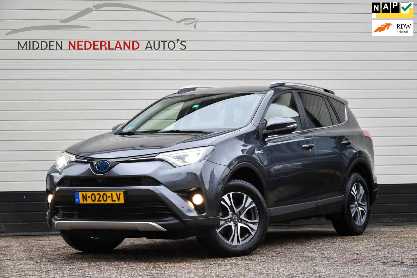 Toyota RAV4 - 2.5 Hybrid Executive 4x4 * 1650KG TREKGW * CAMERA * TREKHAAK * LEER * DEALER ONDERHOUDEN * - AutoWereld.nl