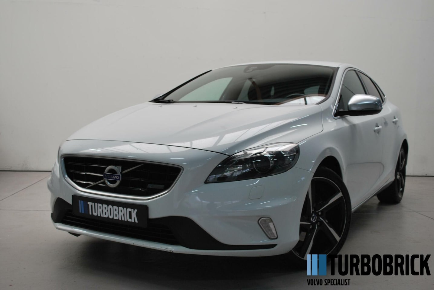 Volvo V40 - 1.6 T3 R-Design | Leder | 18" | Navi | PDC | Cruise - AutoWereld.nl