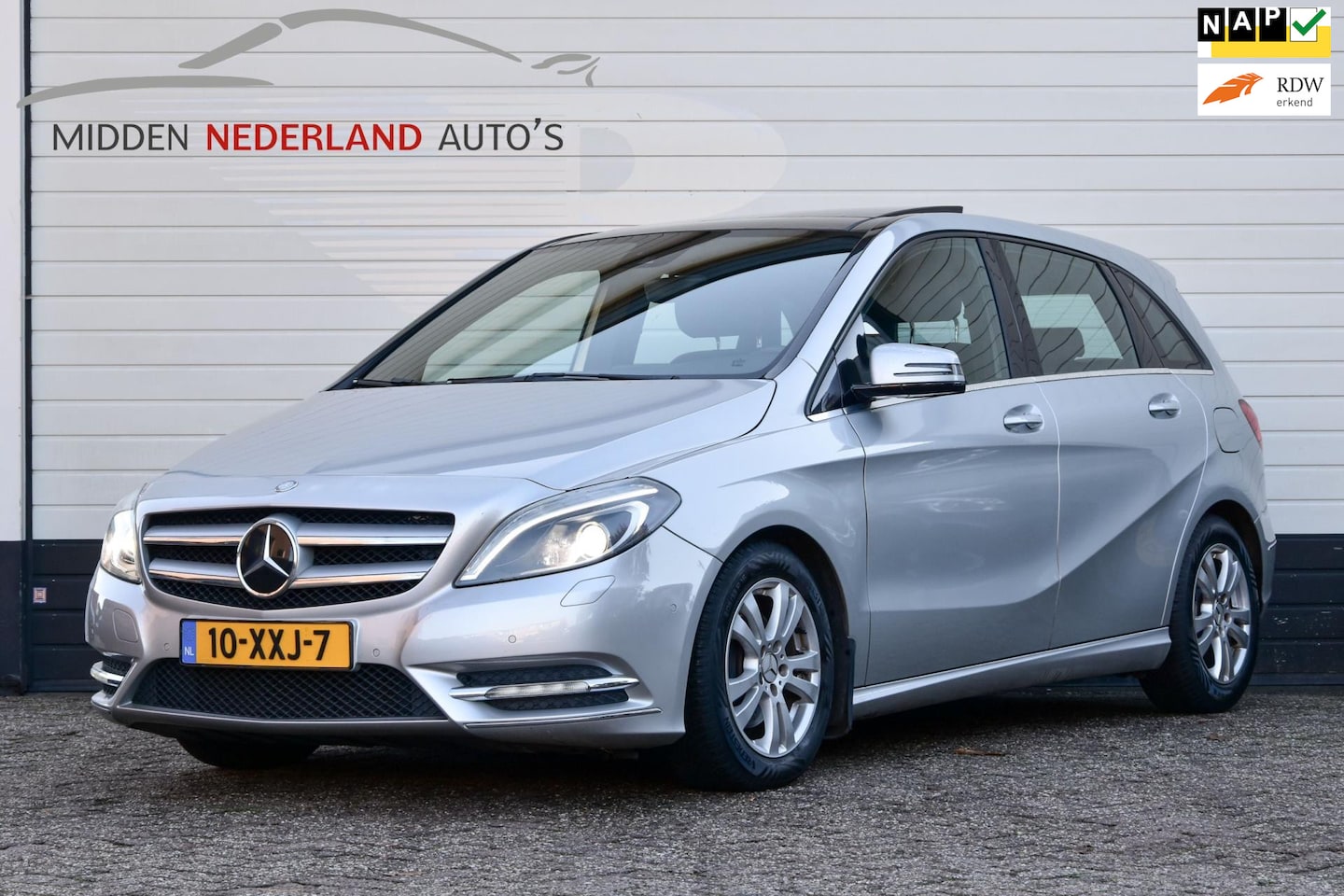 Mercedes-Benz B-klasse - 200 * PANORAMA * LEER * AUTOMAAT * STOELVERWARMING * - AutoWereld.nl