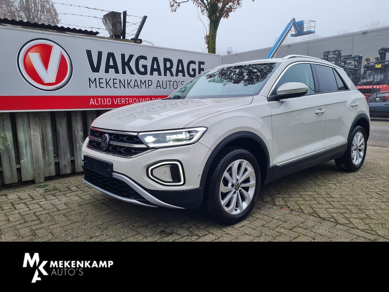 Volkswagen T-Roc - 1.5 TSI Style 17"/Trekhaak/IQ Light/Dodehoek/Keyless/Camera/Elektrische klep/Stoelverwarmi - AutoWereld.nl