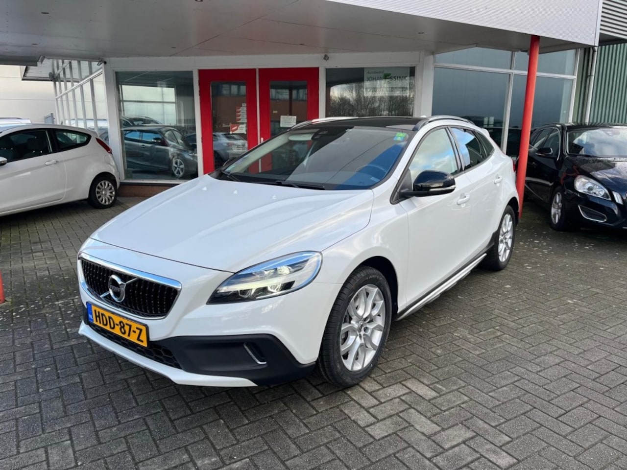 Volvo V40 Cross Country - Cross Country 2.0 T3 Momentum Panorama dak/Led Koplampen - AutoWereld.nl