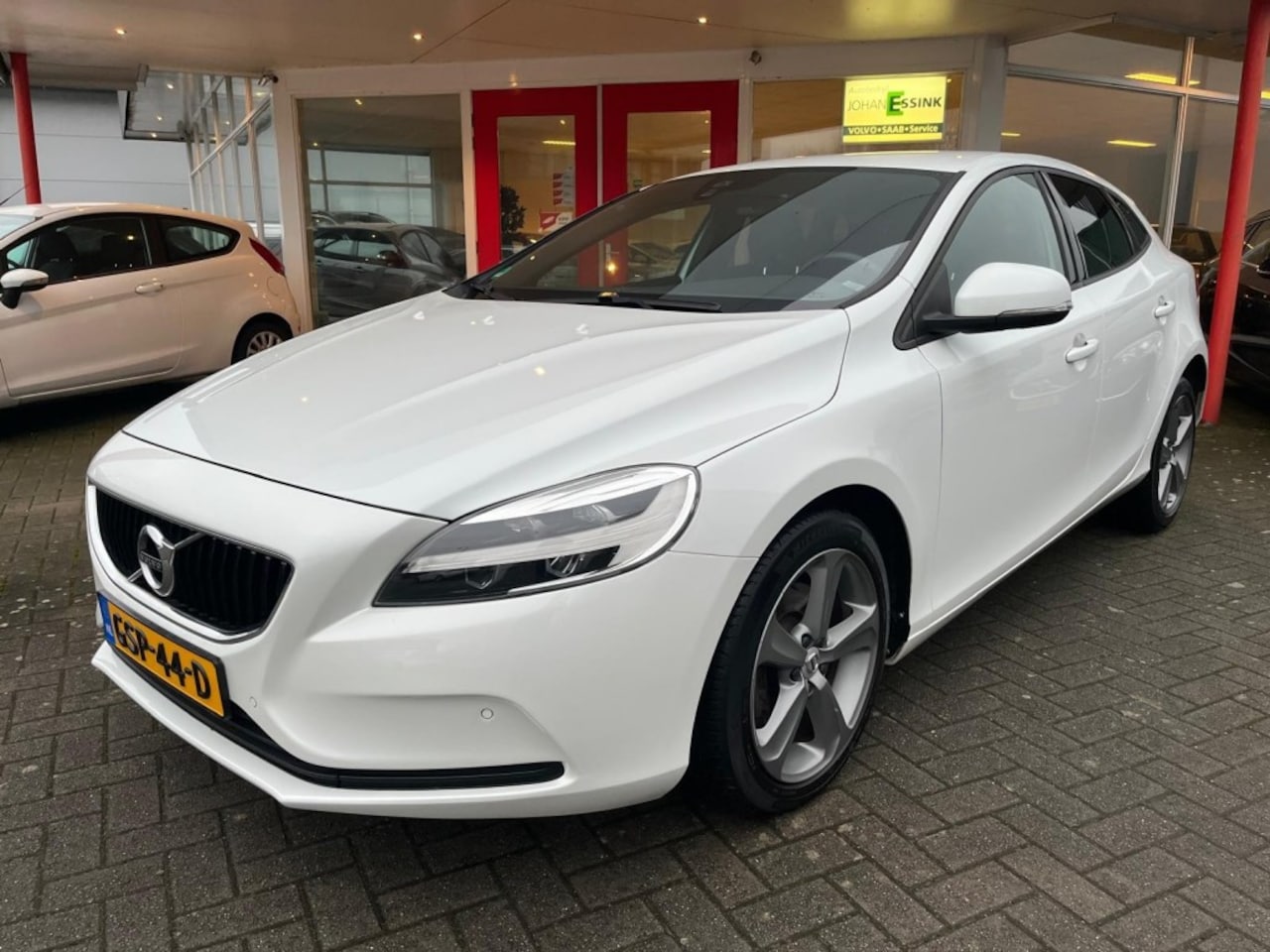 Volvo V40 - 2.0 T2 122PK Momentum Parelmoer WIT - AutoWereld.nl