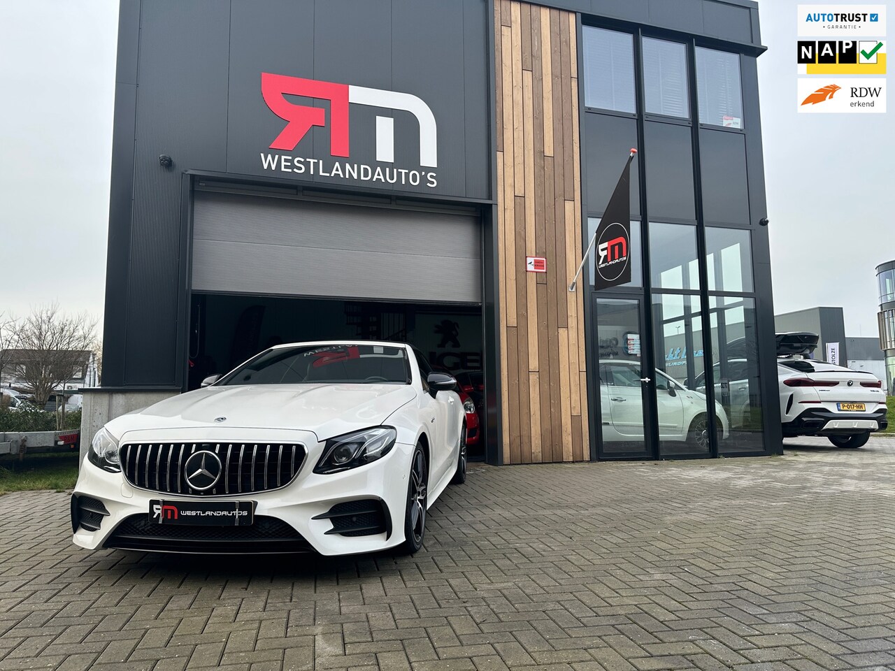 Mercedes-Benz E-klasse Cabrio - 300 Premium Plus/amg pakket/AMG velgen/leder/windscherm/dealer onderhouden/2 sleutels/plaa - AutoWereld.nl