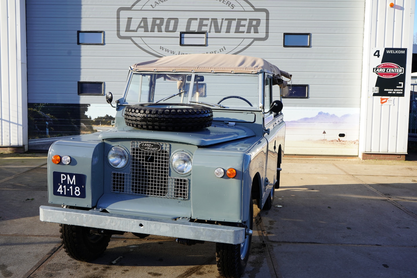 Land Rover 88 - serie 2a softtop nut and bolt restored - AutoWereld.nl