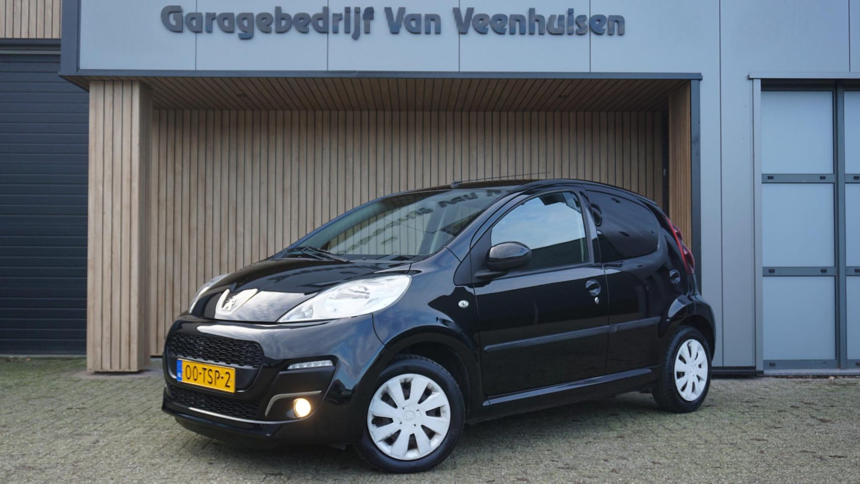 Peugeot 107 - 1.0 68pk 5Drs Envy Airco LED Bluetooth Elek.pakket *Facelift* NL auto! 1e Eigenaar 46248km - AutoWereld.nl