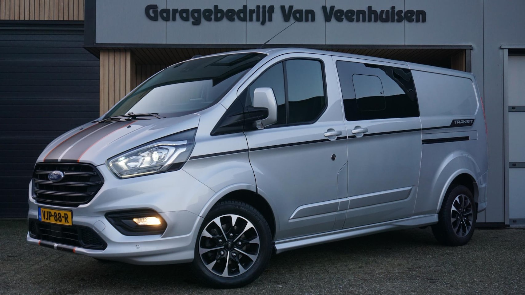 Ford Transit Custom - 320 2.0 TDCI 185pk L2H1 Sport 2x Schuifdeur DC LED 17inch LM A-Camera *2800kg Trekgewicht* - AutoWereld.nl