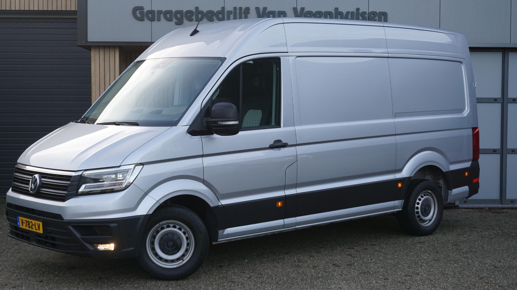 Volkswagen Crafter - 2.0 TDI 140pk L3H3 Highline 3-Zits Nappa Leder LED Trekhaak Navi DAB Geveerde stoel *NL au - AutoWereld.nl