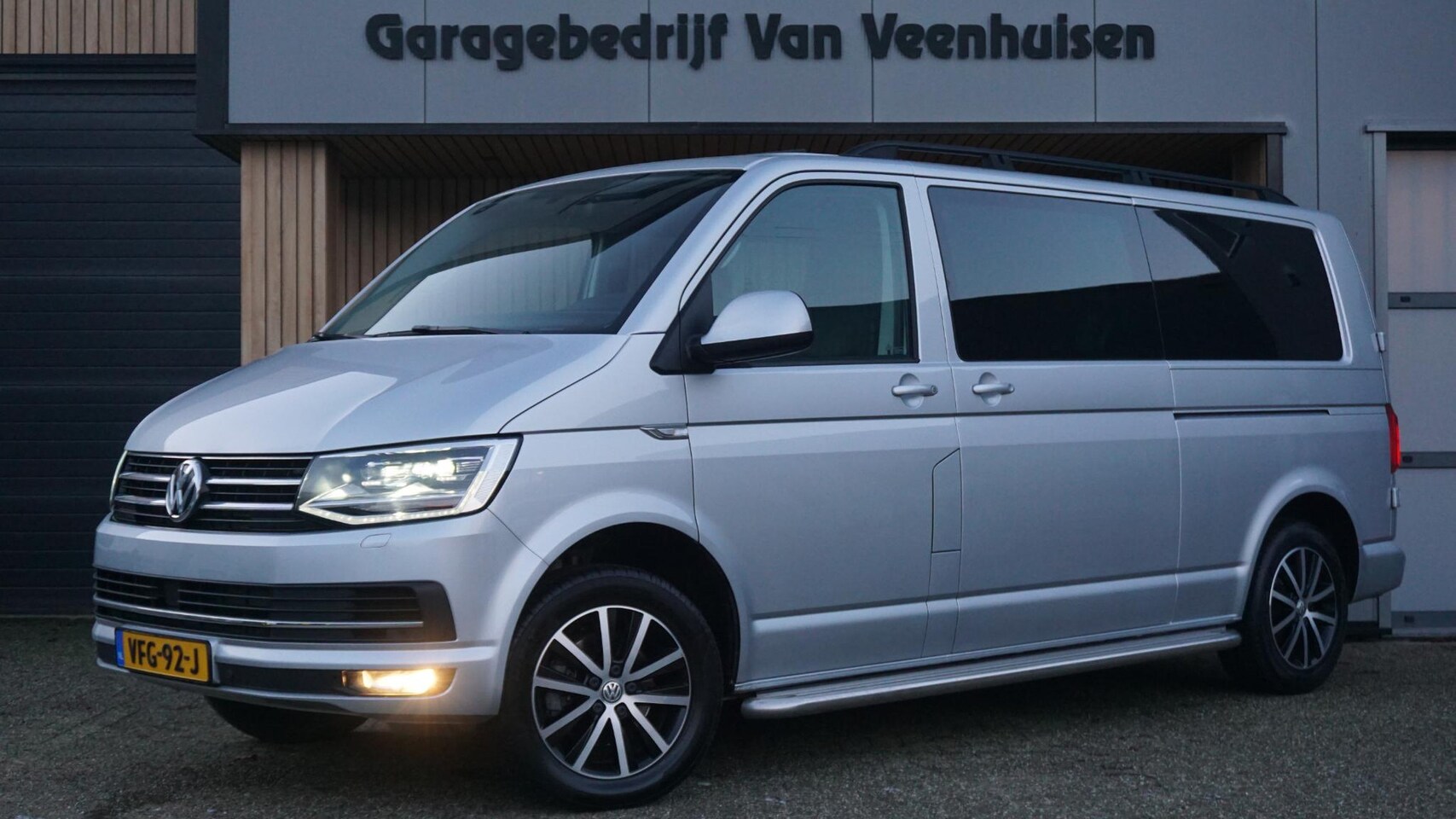 Volkswagen Transporter - 2.0 TDI 150pk 5-Zits L2H1 DC Highline 2x Schuifdeur Schuif/kanteldak Nappa-Leder LED Trekh - AutoWereld.nl