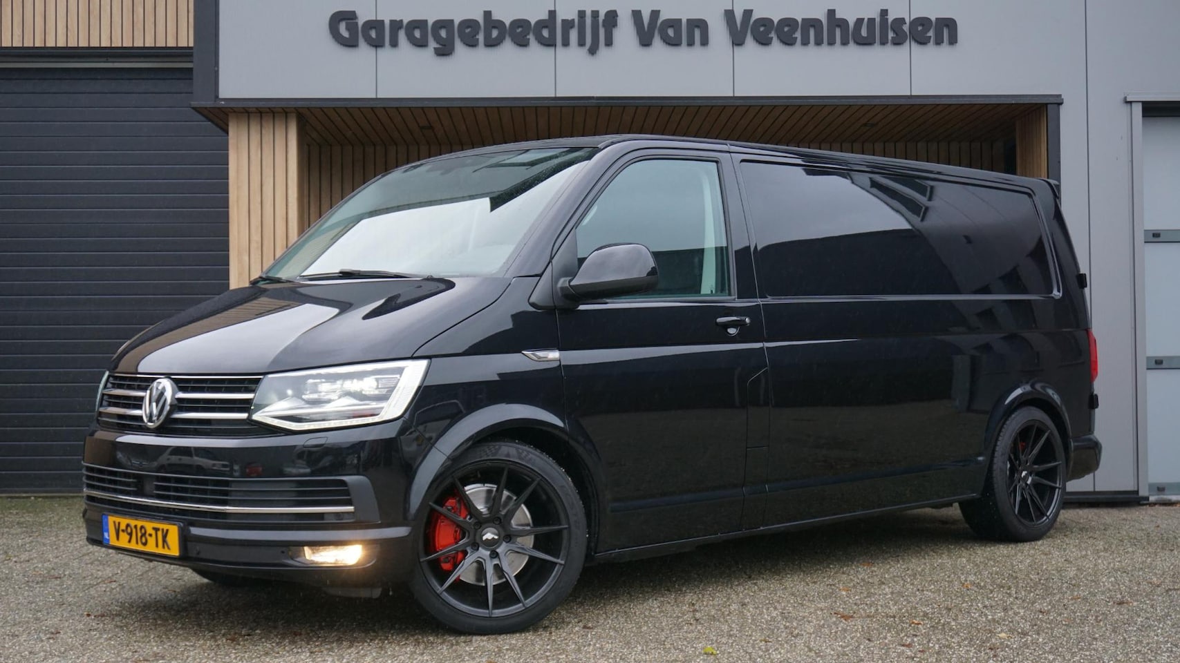 Volkswagen Transporter - 2.0 TSI 204pk DSG L2H1 Highline Nappa Leder 19inch JR LM Verlaagd by Bilstein LED NL auto - AutoWereld.nl