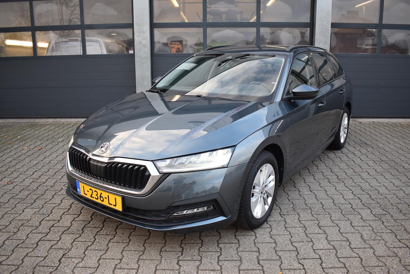 Skoda Octavia Combi - 1.0 TSI Sport Business 1.0 TSI 110pk Sport Business - AutoWereld.nl