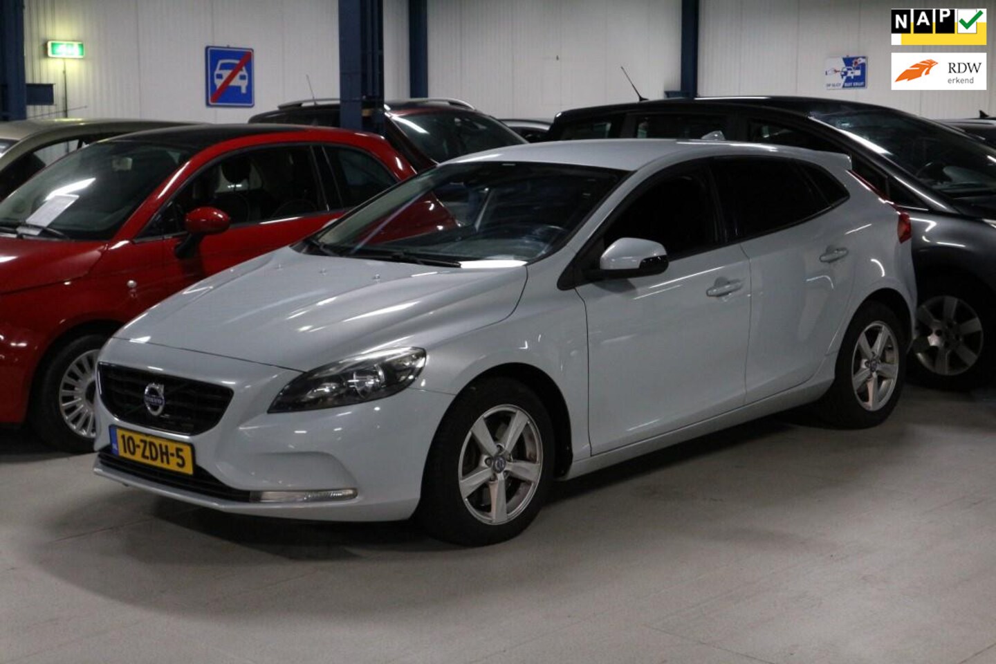 Volvo V40 - 2.0 D3 Kinetic / Zeer netjes / Tune / Camera ! ! ! - AutoWereld.nl