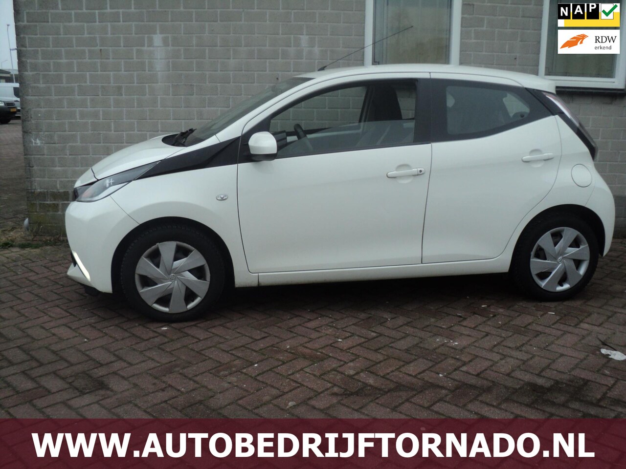 Toyota Aygo - 1.0 VVT-i x-play 5drs airco navi bj2015 - AutoWereld.nl