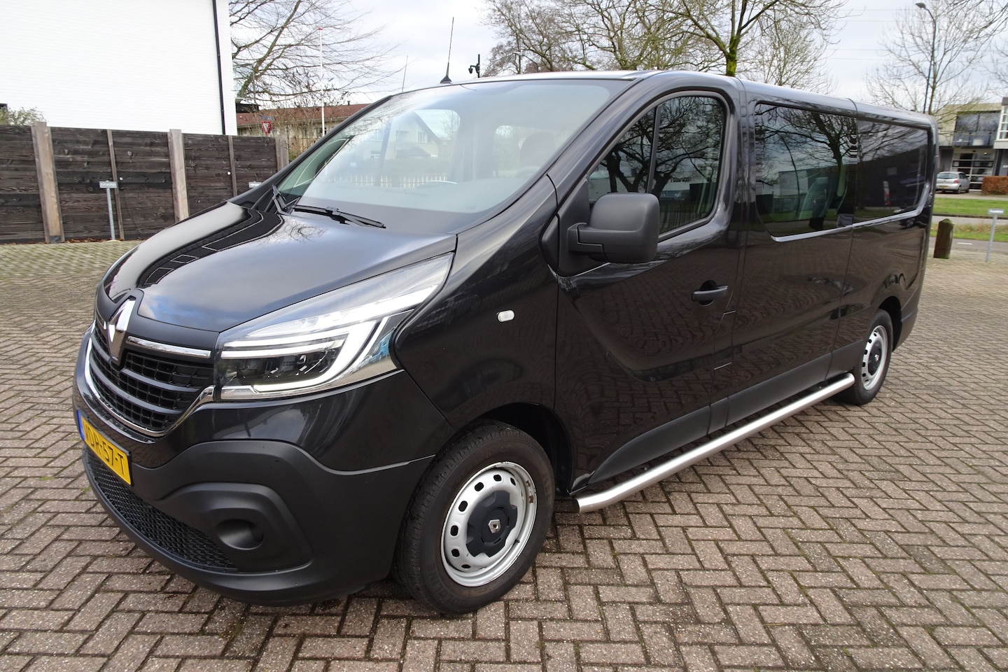 Renault Trafic - 2.0 dCi 120 T29 L2H1 DC Comfort 5 Persoons * AIRCO * NAVI * PDC * TREKHAAK * SIDE BARS * - AutoWereld.nl